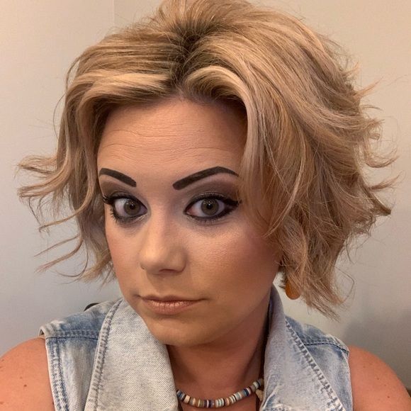 Meet your Posher, Carrie - Picture 2 of 2